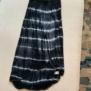Uneven hem maxi-skirt